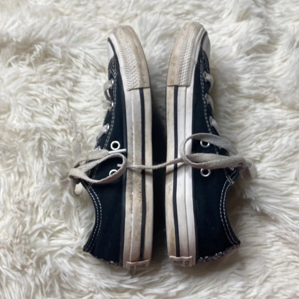 Converse Black Low Cut White Lace Up Sneakers Kid’s Size 1 Excellent Condition